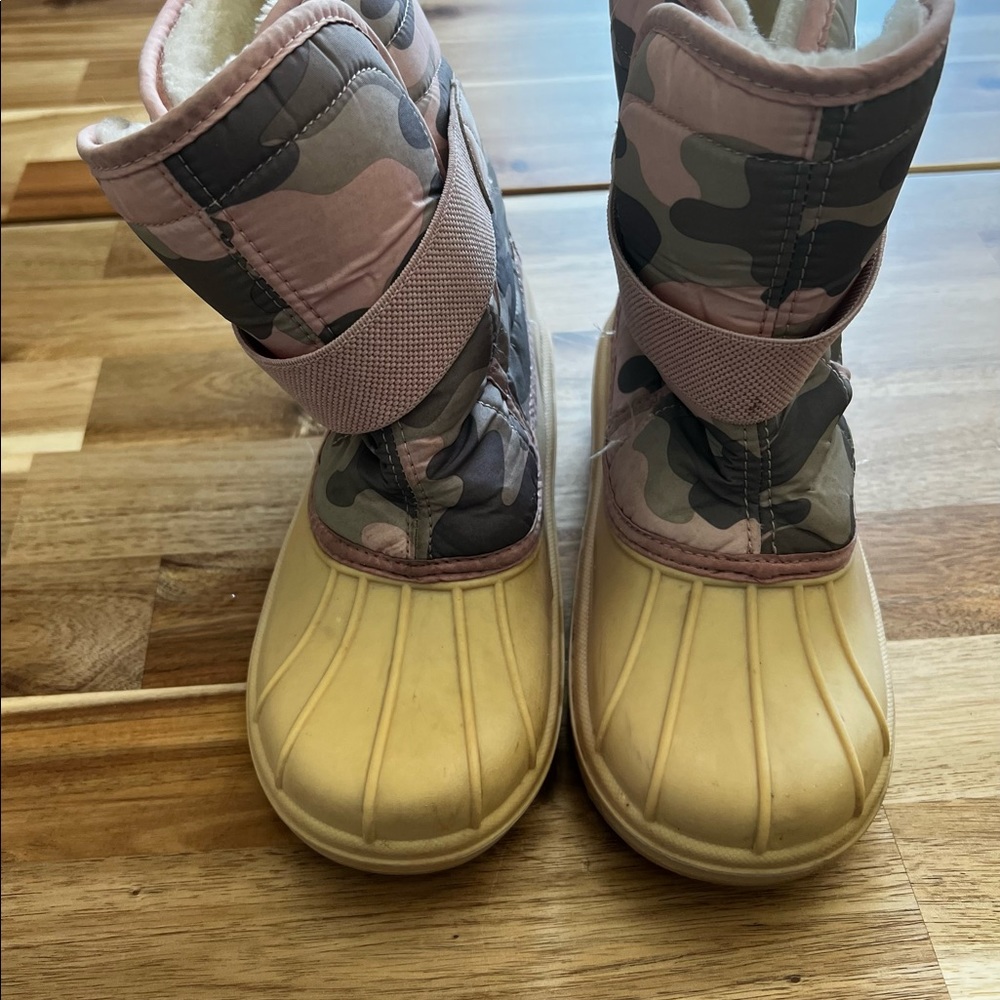The‎ Children’s Place size 3 girls’ pink camo snow boots